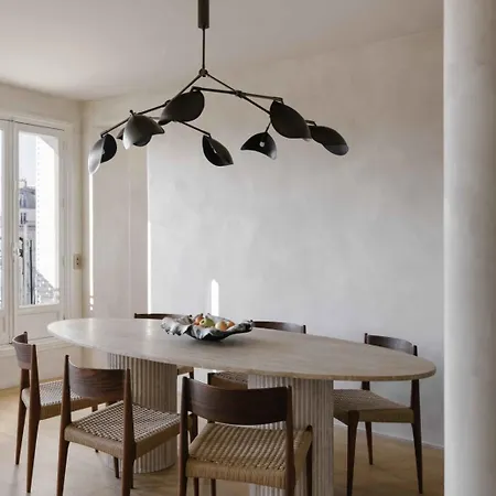 Spacious Overlooking The Eiffel Tower Paris