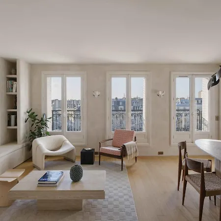 Spacious Overlooking The Eiffel Tower