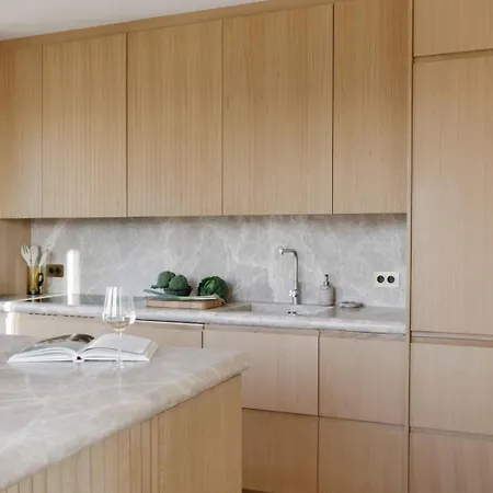 Spacious Overlooking The Eiffel Tower Apartment