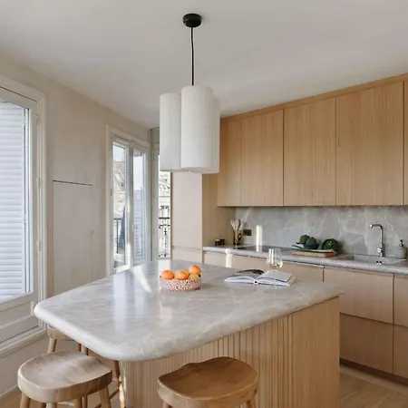 Apartment Spacious Overlooking The Eiffel Tower