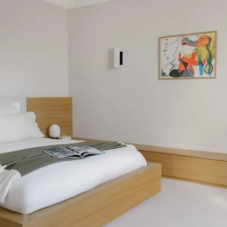 Spacious Overlooking The Eiffel Tower Apartment