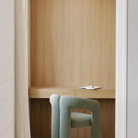 Spacious Overlooking The Eiffel Tower