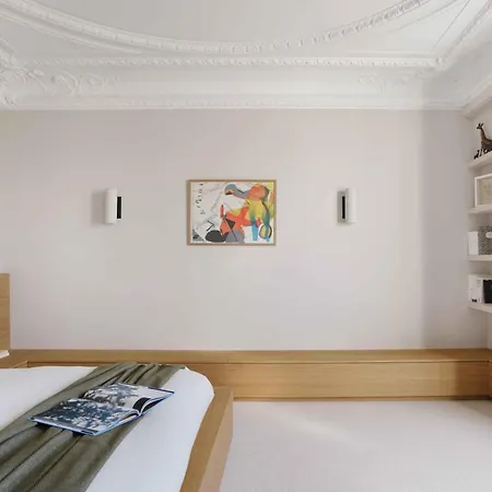 Spacious Overlooking The Eiffel Tower * Paris
