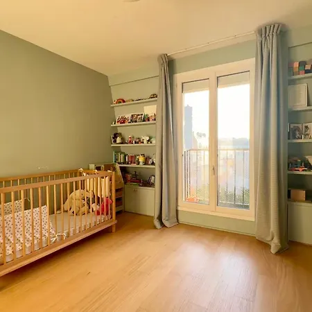 Spacious Overlooking The Eiffel Tower *
