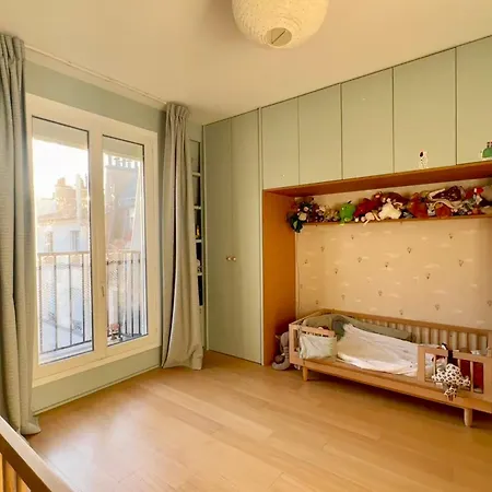 Spacious Overlooking The Eiffel Tower Paris