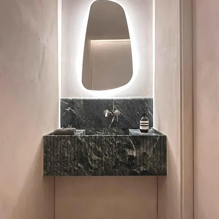 Spacious Overlooking The Eiffel Tower *