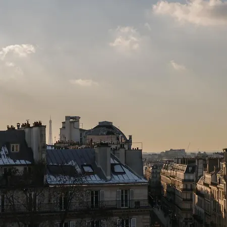Apartment Spacious Overlooking The Eiffel Tower