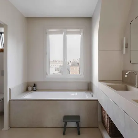Spacious Overlooking The Eiffel Tower Paris
