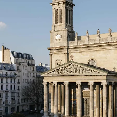 Apartment Spacious Overlooking The Eiffel Tower *